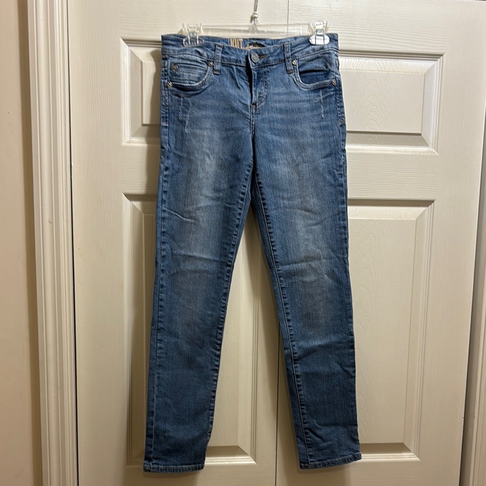 Blue Straight Leg Jeans with Classic Style